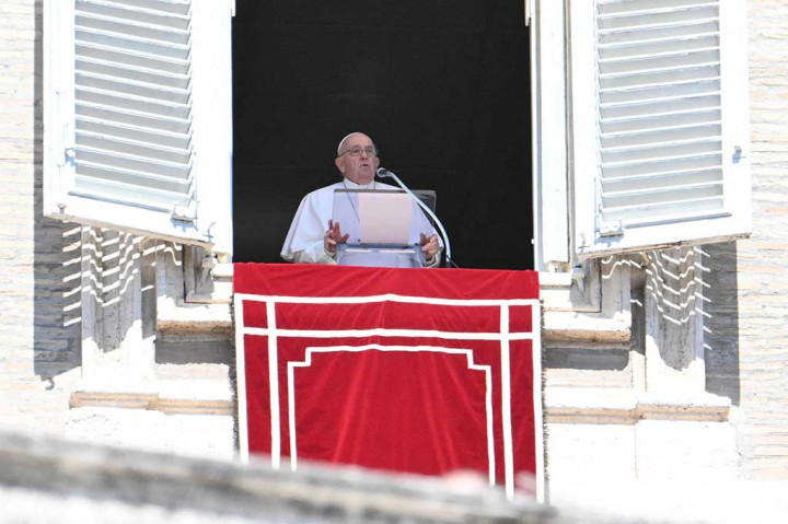 Paus Fransiskus mengajak umat untuk terus berdoa bagi perdamaian dalam amanatnya saat doa Ratu Surga, atau Regina Coeli. Ia menginginkan perdamaian yang adil dan abadi, terutama bagi Ukraina yang merasakan penderitaan, serta untuk Palestina dan Israel.