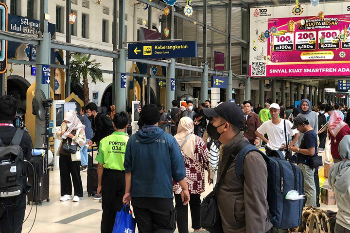 Pantauan Medcom.id, Stasiun Pasar Senen mulai padat sejak pukul 08.45 WIB. Presiden Joko Widodo (Jokowi) dan Menteri Perhubungan (Menhub) Budi Karya Sumadi meninjau stasiun ini.