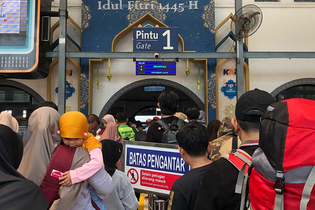Stasiun Pasar Senen, Jakarta Pusat, diserbu pemudik yang hendak kembali ke kampung halaman sejak Senin, 8 April 2024 pagi. Cuaca panas yang menyengat tidak melelehkan senyum dan antusiasme mereka.