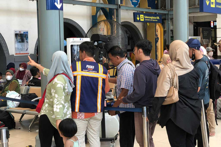 Sebagian besar masyarakat datang dengan tertib. Mereka mengantre di loket pencetak tiket. Sebagian lainnya bertanya kepada petugas di Stasiun Pasar Senen ihwal alur keberangkatan.