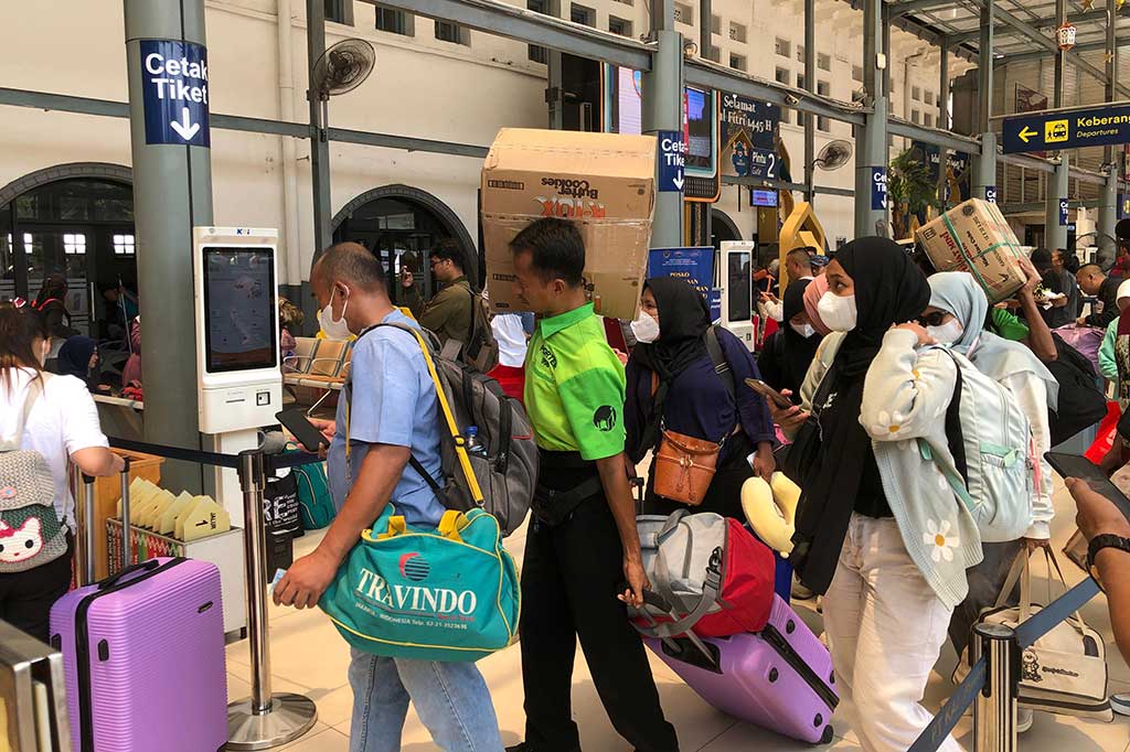 Suasana kian meriah saat Jokowi menyapa pemudik. Mereka berebut ingin melihat Kepala Negara. Setelah Jokowi meninggalkan lokasi, pemudik terus berdatangan hingga siang hari. Mereka membawa koper, ransel, hingga jinjingan.
