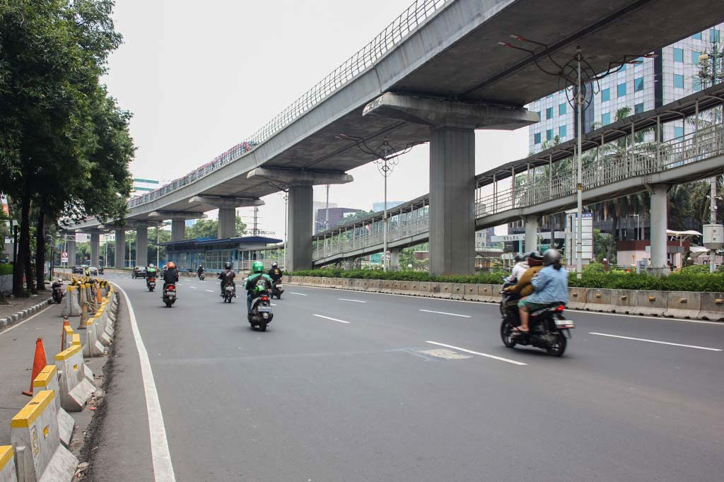 Kepadatan lalu lintas di Kota Jakarta mulai berkurang dikarenakan mayoritas masyarakat di Jakarta telah melakukan perjalanan mudik ke kampung halamannya masing-masing.