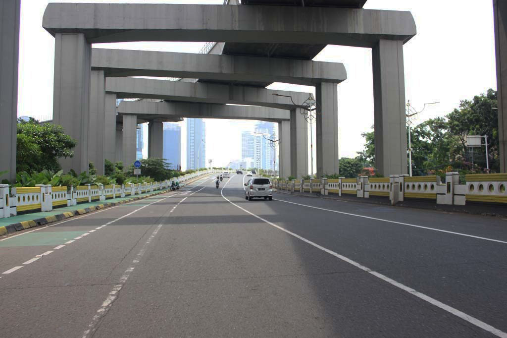 Pantauan Medcom.id pada siang pukul 12.20 WIB, lalu lintas di Kota Jakarta tampak tidak seperti biasanya. Volume kendaraan yang melintas di beberapa jalan protokol Ibu Kota yang biasanya penuh sesak, hari ini nampak dalam keadaan lancar.