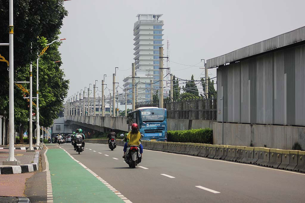 Hal tersebut membuat lalu lintas di Kota Jakarta nampak lenggang dan Tahun 2024 ini merupakan tahun dimana angka pemudik diprediksi menjadi yang tertinggi dari tahun sebelumnya.