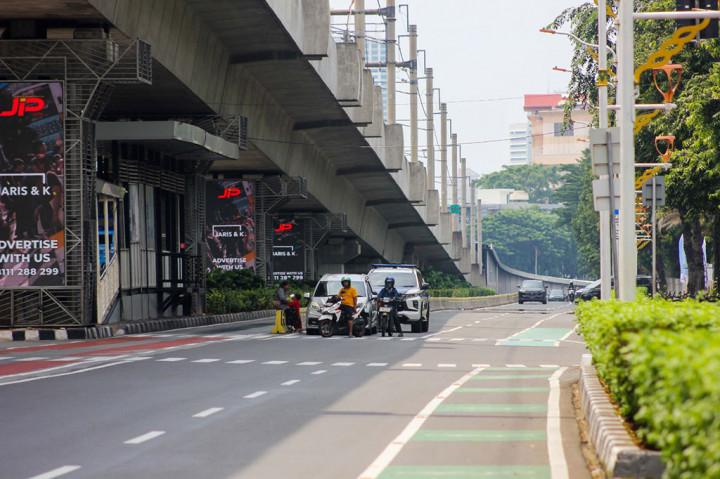 Medcom.id menelusuri sejumlah jalan di Kota Jakarta, di antaranya Jalan H.R. Rasuna Said, Jalan Jenderal Sudirman, Jalan Sisingamangaraja, yang biasanya diwarnai kemacetan, hari ini lalu lintas nampak lenggang.