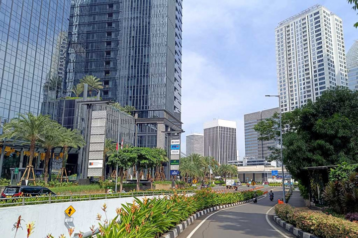 Suasana lengang kawasan gedung kompleks perkantoran di Sudirman Central Business Disctrict (SCBD) Jakarta, Senin, 8 April 2024.