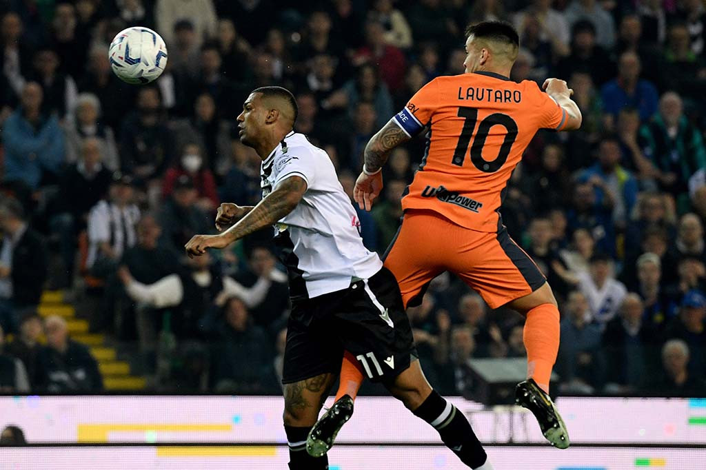 Inter mengambil inisiatif menyerang terlebih dahulu dan mendapatkan peluang lewat sundulan Lautaro Martinez.