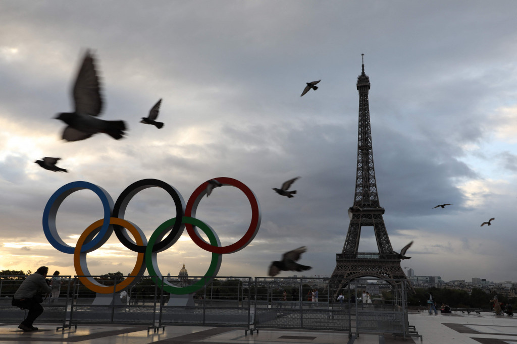 Surat kabar Le Parisien, yang pertama kali melaporkan bahwa cincin itu akan dipajang di menara setinggi 300 meter tersebut, mewartakan bahwa cincin itu akan ditempatkan di antara tingkat pertama dan kedua dari menara itu.