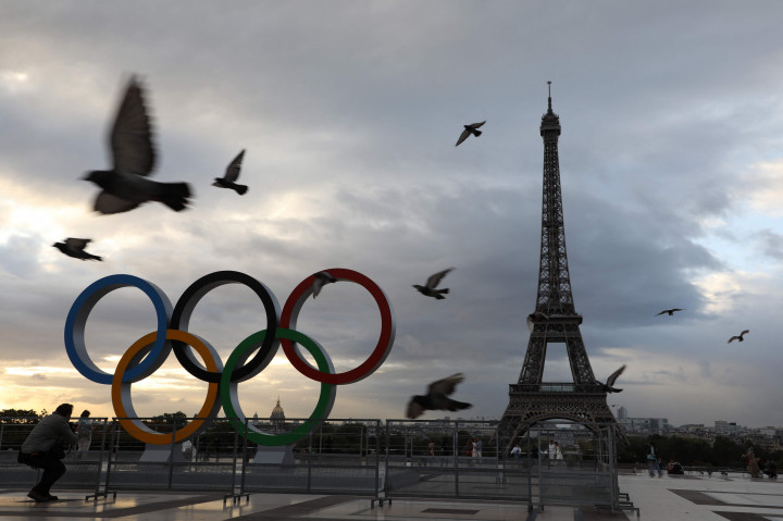 Surat kabar Le Parisien, yang pertama kali melaporkan bahwa cincin itu akan dipajang di menara setinggi 300 meter tersebut, mewartakan bahwa cincin itu akan ditempatkan di antara tingkat pertama dan kedua dari menara itu.