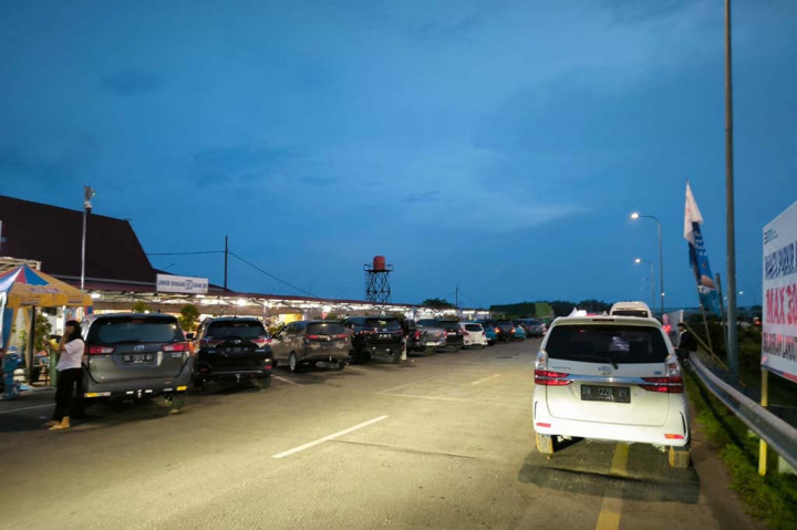 Selama arus mudik Lebaran tahun 2024, PT Hutama Karya (Persero) mencatat Volume Lalu (VLL) yang melintasi jalan tol trans Sumatra (JTTS) hingga periode 6-8 April 2024 tercatat sebanyak total 313.800 kendaraan, dengan peningkatan signifikan sekitar 47% dari VLL Normal. Peningkatan ini mencerminkan terjadinya mobilitas dan kegiatan perjalanan yang tinggi selama arus Mudik Lebaran di JTTS.