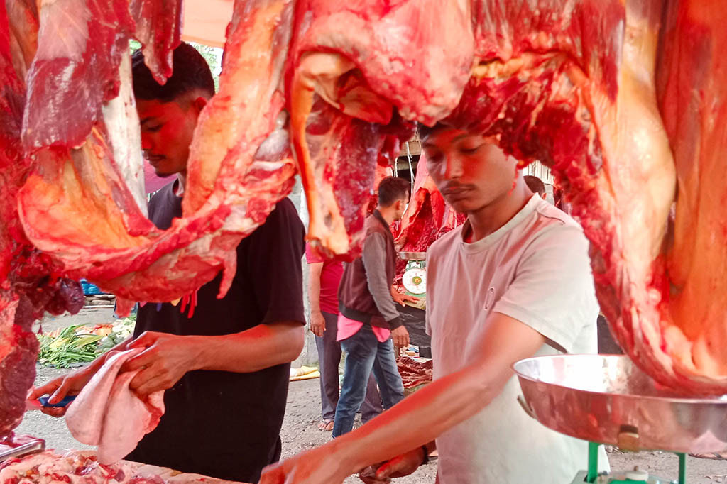 Harga daging kerbau dan sapi di hari tradisi mameugang atau dua hari menjelang Idul Fitri 1445 H di Provinsi Aceh tergolong sangat tinggi. Kenaikan yang sangat mencolok itu jauh lebih mahal dari hari-hari biasanya.