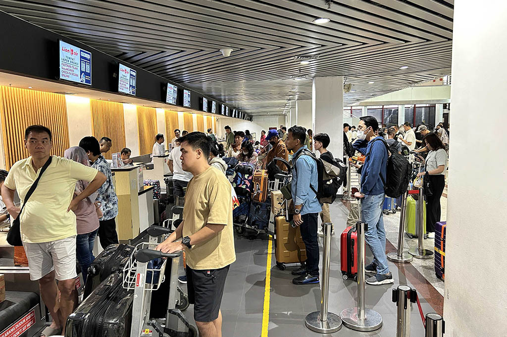 Pada H-1 lebaran atau Selasa, 9 April 2024 jumlah arus mudik di bandara ini diperkirakan masih di atas 40 ribu orang. Penumpang terbanyak adalah rute penerbangan Jakarta, Bali, Ujung Pandang, Balikpapan dan Banjarmasin.