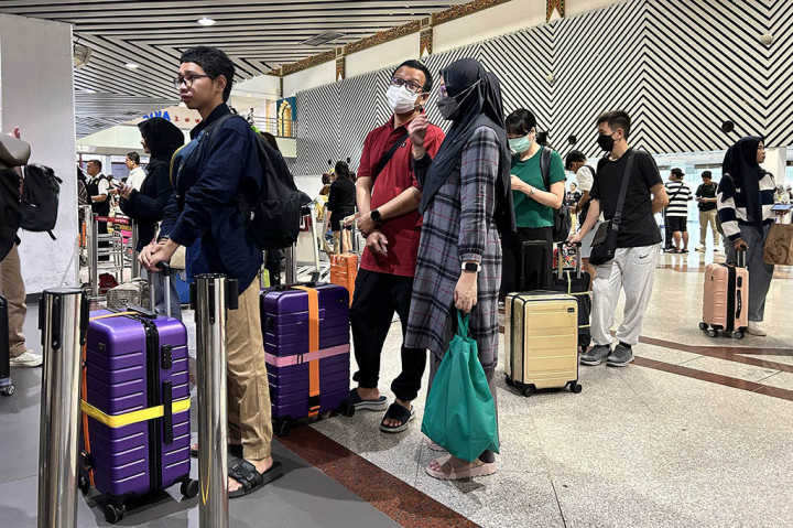 Arus mudik sehari menjelang lebaran 2024 di Bandara Juanda Kabupaten Sidoarjo terlihat masih padat.