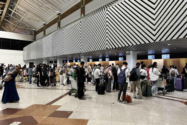 Arus mudik lebaran di Bandara Juanda terlihat didominasi di pintu kedatangan penerbangan domestik. Sejak Posko Terpadu Angkutan Lebaran 2024 dibuka pada 3 April lalu, jumlah penumpang di pintu kedatangan penerbangan domestik lebih tinggi dibandingkan keberangkatan.