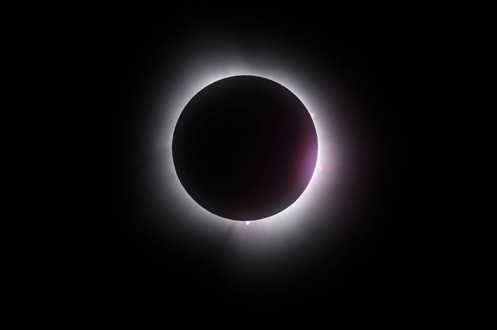 Festival, pesta tontonan, dan bahkan pernikahan massal berlangsung di sepanjang 'jalur totalitas' gerhana, di mana mahkota Matahari bersinar dari balik Bulan dalam tampilan yang membuat banyak orang terpesona.