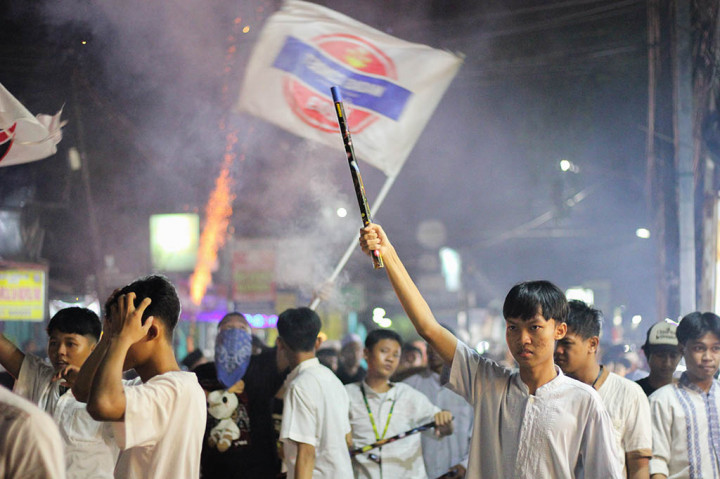 Pantauan Medcom.id, mereka berjalan melintas di Jalan Raya Condet membawa aksesoris pawai seperti bedug, kembang kelape, kembang api, obor, hingga flare sambil mengumandangkan takbir.