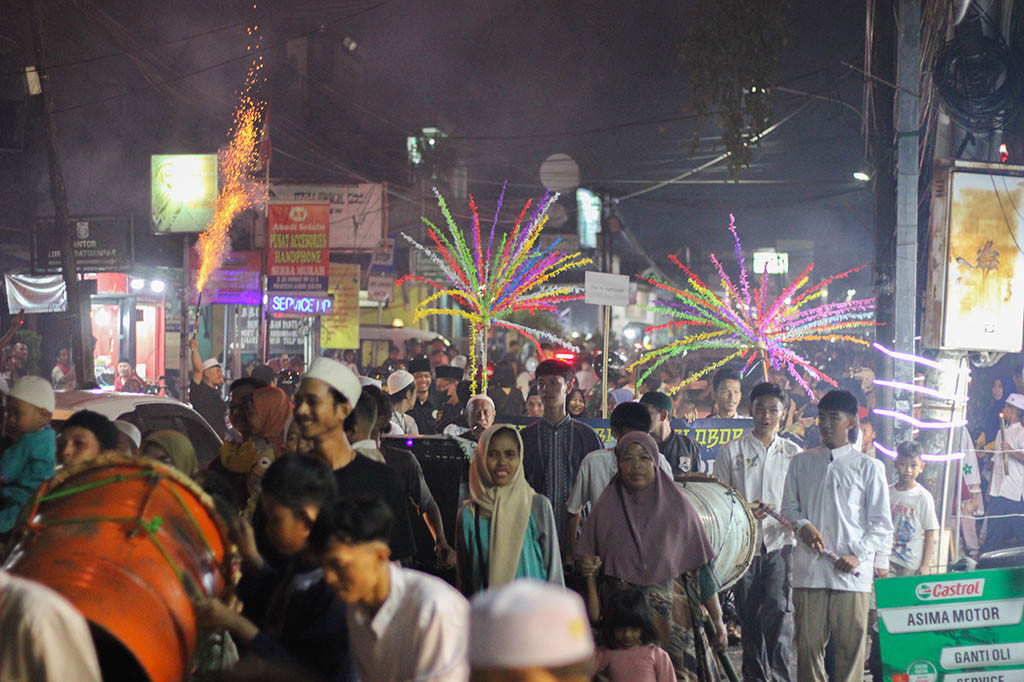 Dari orang tua hingga anak-anak ikut berpartisipasi dalam rangkaian pawai obor tersebut.
