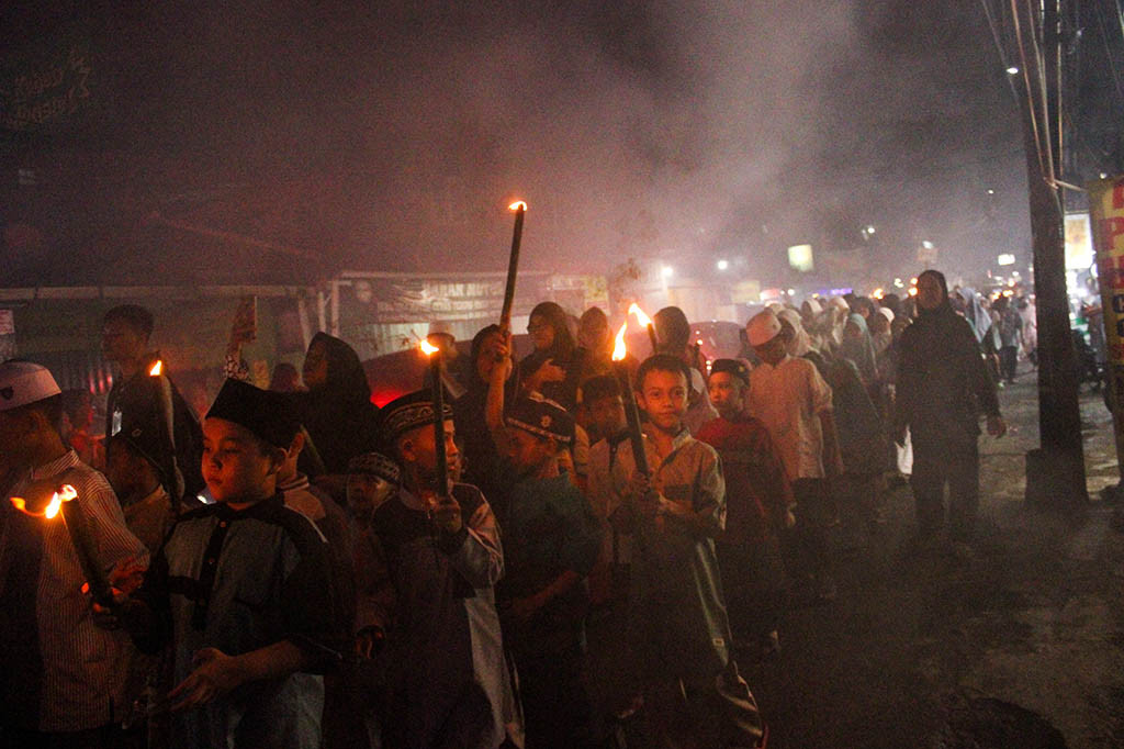 Sejumlah petugas keamanan mulai dari TNI-Polri hingga organisasi masyarakat (Ormas) juga ikut mengamankan jalannya pawai obor tersebut.