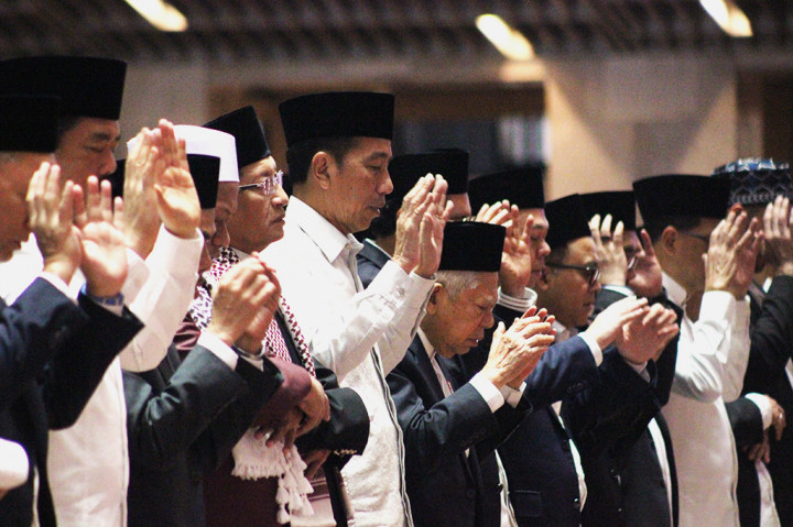 Jokowi datang bersama Ibu Negara Iriana. Keduanya disambut oleh sejumlah jemaah.