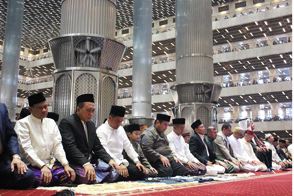 Jokowi juga tampak melaksanakan salat sunah dua rakaat. Salat Id di Masjid Istiqlal dimulai pukul 07.00 WIB.
Jokowi juga tampak melaksanakan salat sunah dua rakaat. Salat Id di Masjid Istiqlal dimulai pukul 07.00 WIB.