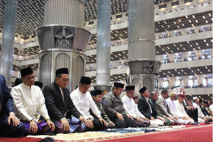 Jokowi juga tampak melaksanakan salat sunah dua rakaat. Salat Id di Masjid Istiqlal dimulai pukul 07.00 WIB.
Jokowi juga tampak melaksanakan salat sunah dua rakaat. Salat Id di Masjid Istiqlal dimulai pukul 07.00 WIB.