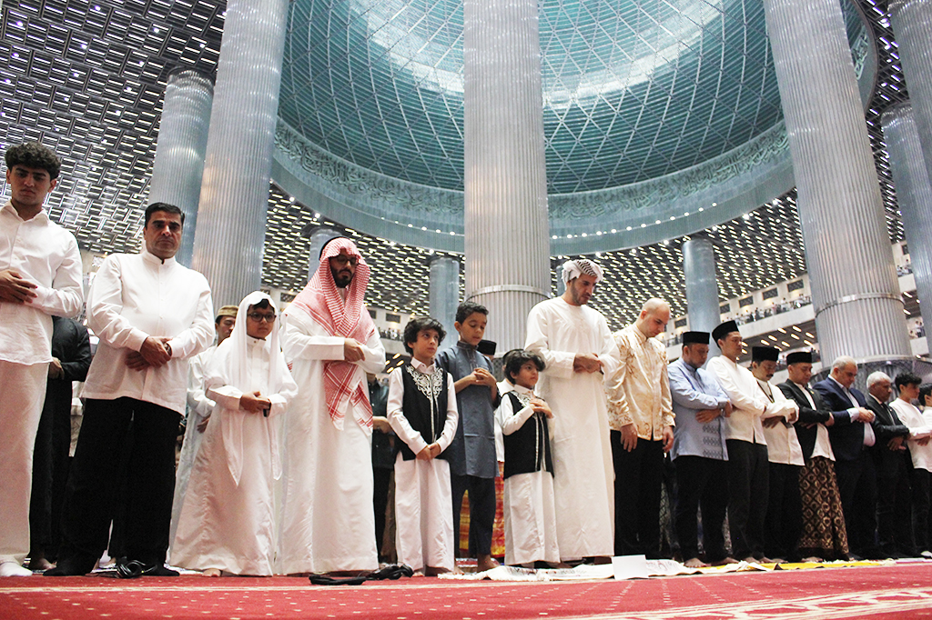 Jokowi juga akan menggelar griya atau open house di Istana Kepresidenan. Sejumlah menteri serta pejabat negara lain juga dijadwalkan hadir. Masyarakat juga bisa langsung halal bihalal dengan Jokowi. 