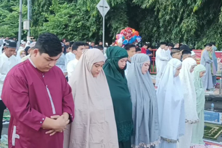 Bahkan, antusias yang tinggi ribuan jemaah sholat di atas jembatan Ampera.