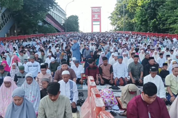 warga yang datang dengan berbagai moda transportasi ini, memadati jalan-jalan raya di sekitar masjid. Bahkan masyarakat juga memenuhi Jembatan Ampera yang berada tak jauh dari masjid.