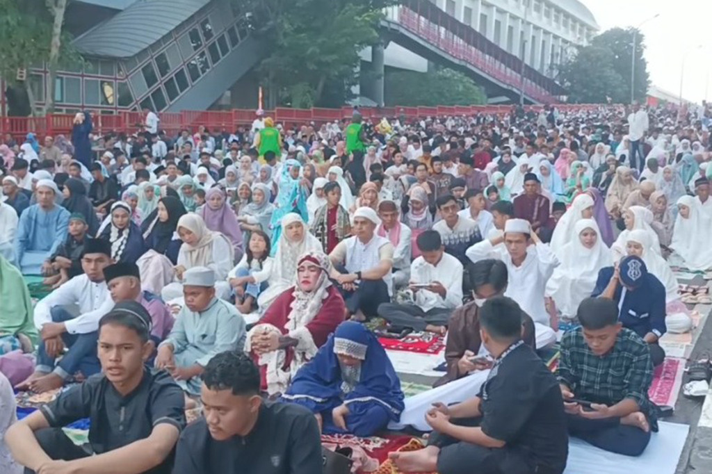 Tidak hanya warga Palembang yang ingin merasakan salat berjamaah di atas Jembatan Ampera. Namun, sejumlah warga dari luar kota pun ikut melaksanakan salat berjamaah dengan antusias dan penuh khidmat.