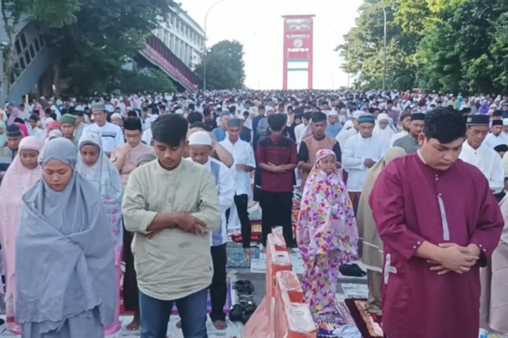 Ribuan warga Palembang, Sumatera Selatan, melaksanakan salat IdulFitri 1445 Hijriah di Masjid Sultan Mahmud Badaruddin Jayo Wikramo atau yang lebih dikenal dengan nama Masjid Agung Palembang, Rabu, 10 April 2024 pagi.