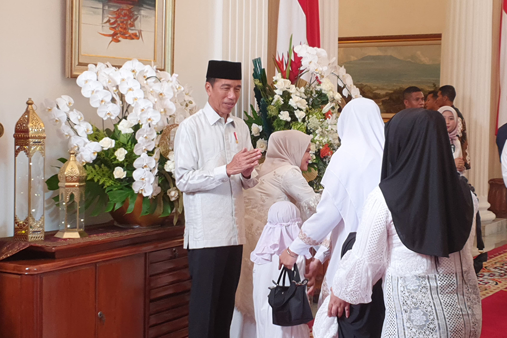 Beberapa dari mereka mengaku sudah tidak sabar ingin bertemu Jokowi. Mereka sudah datang sejak pagi.