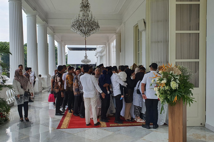 Pantauan Medcom.id, masyarakat sudah mengantre di area luar Istana Kepresidenan. Kemudian, mereka kembali antre untuk bisa masuk dan bersalama