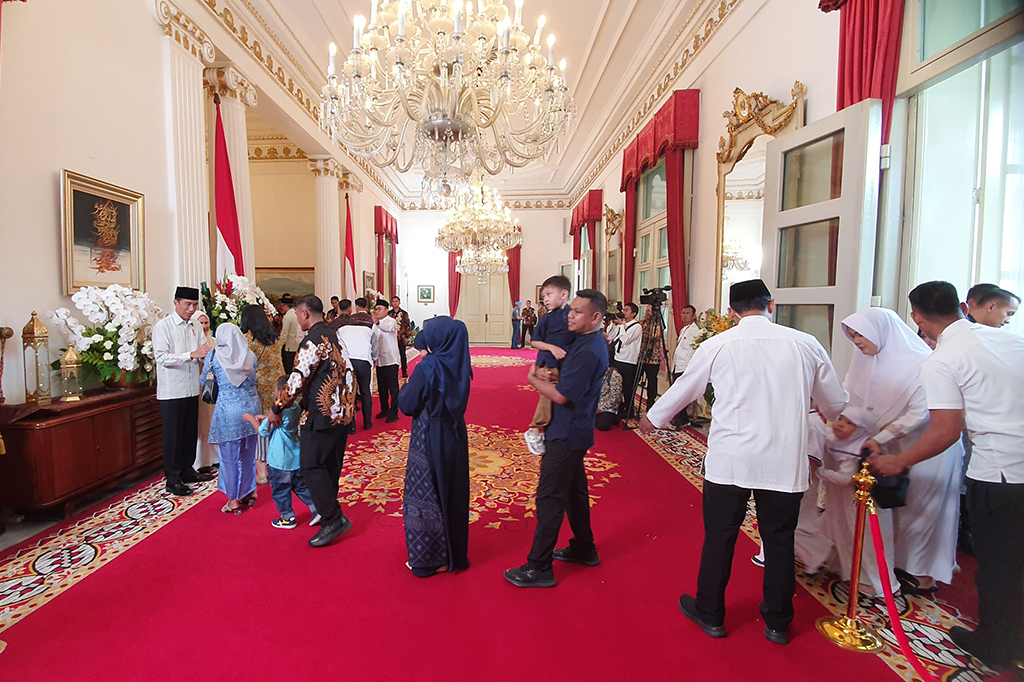 Mereka juga ada yang berlari setelah dipastikan lolos syarat masuk lingkungan Kompleks Istana Kepresidenan. Karena penjagaan oleh Paspamres dilakukan dengan ketat.