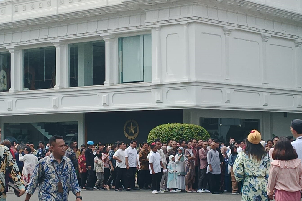 Sejumlah masyarakat menyerbu Istana Kepresidenan, Jakarta. Mereka ingin segera bersalaman dengan Kepala Negara yang tengah menggelar gelar griya atau open house.