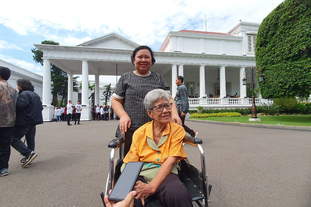 Asih Astuti, 44, datang dari Joglo, Jakarta Barat, untuk bisa datang ke Kompleks Istana Kepresidenan. Penyandang tunanetra itu jauh-jauh datang untuk bisa bersilaturahmi dengan Kepala Negara.