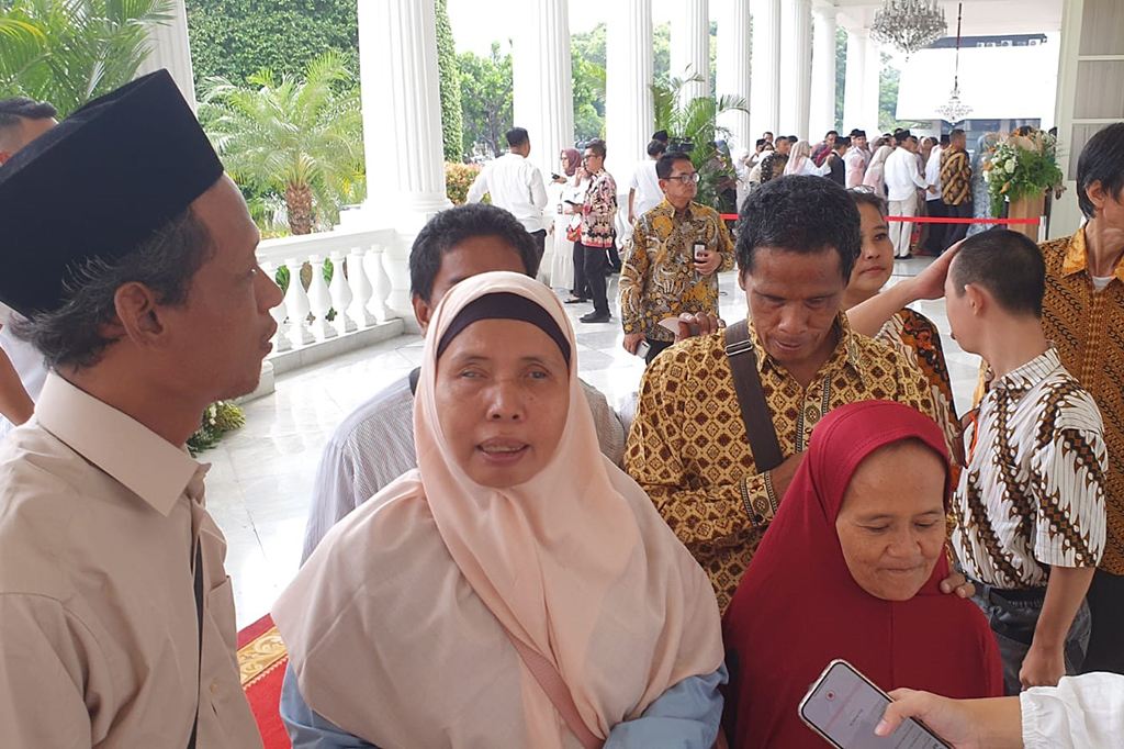Momen gelar griya atau open house di Istana Kepresidenan, Jakarta, dihadiri berbagai elemen masyarakat. Termasuk pada penyandang disabilitas yang tinggi antusiasmenya untuk bersalaman dengan Presiden Joko Widodo (Jokowi) dan Ibu Negara Iriana.