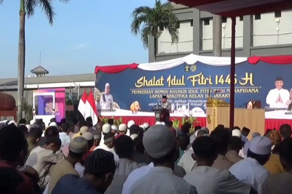 Ribuan warga binaan di Lapas Narkotika kelas II A Cipinang, Jakarta Timur, Rabu pagi tadi melaksanakan Salat Idulfitri di halaman Lapas. Usai pelaksanaan salat, pihak Kanwil Kumham DKI Jakarta juga menyampaikan remisi di hadapan warga binaan.