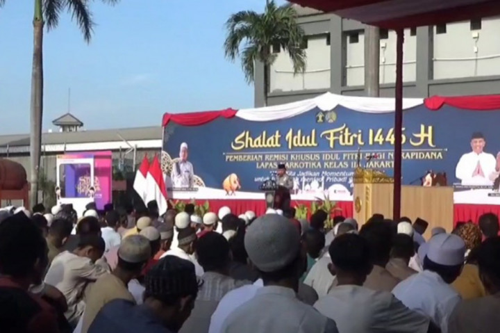 Ribuan warga binaan di Lapas Narkotika kelas II A Cipinang, Jakarta Timur, Rabu pagi tadi melaksanakan Salat Idulfitri di halaman Lapas. Usai pelaksanaan salat, pihak Kanwil Kumham DKI Jakarta juga menyampaikan remisi di hadapan warga binaan.