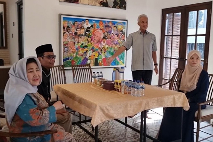 Pada Idulfitri 1445 H ini pun, Ganjar bersama isteri dan anaknya, mengikuti solat Idulfitri di lapangan Dolo yang tidak jauh dari kediamannya yang baru.