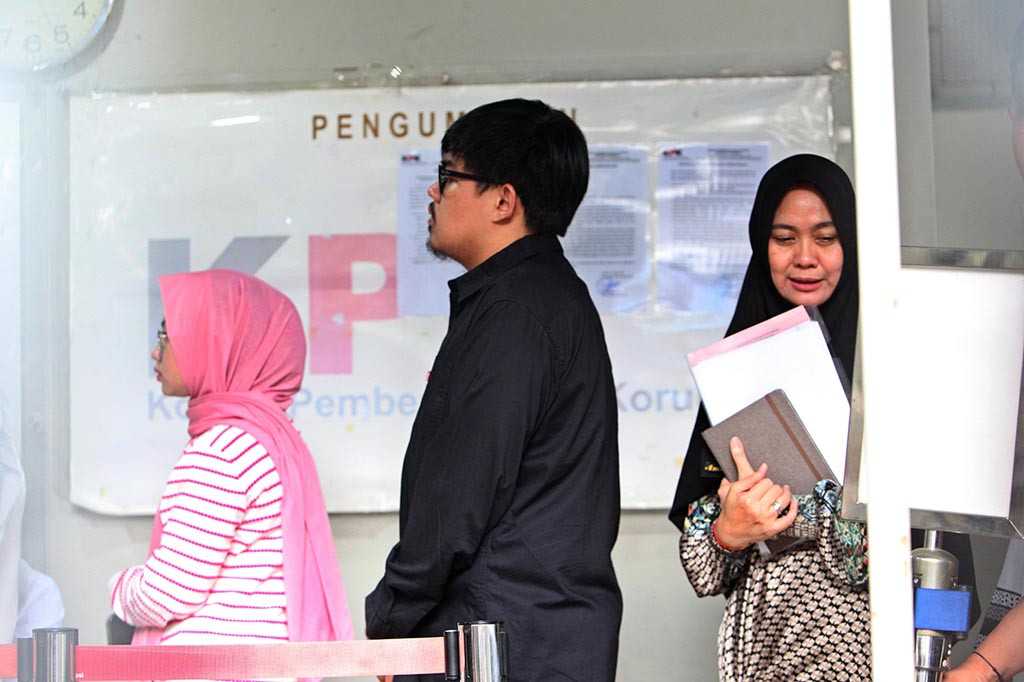 Komisi Pemberantasan Korupsi (KPK) mengingatkan kepada semua pihak yang hendak membesuk tahanan di Rumah Tahanan Negara (Rutan) Cabang KPK untuk tidak memberikan apa pun kepada petugas rutan.