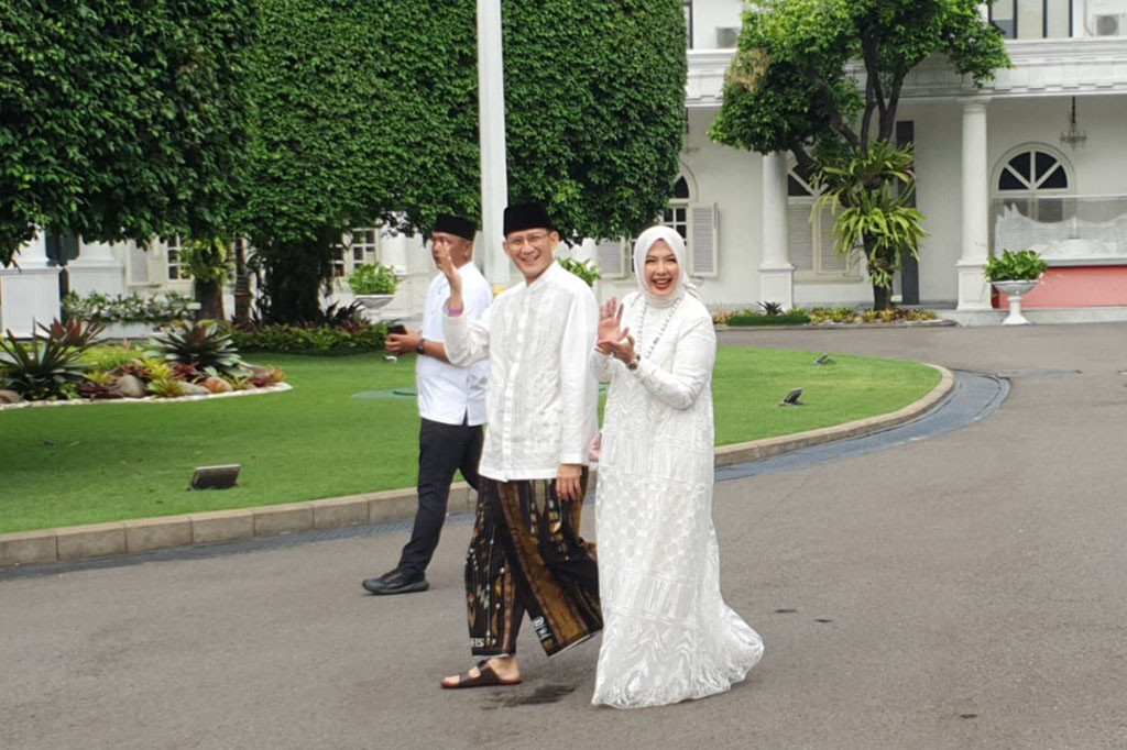 Pantauan Medcom.id, sejumlah menteri datang bersama istri dan keluarganya. Mereka yakni Menteri Perdagangan Zulkifli Hasan, Menteri Perindustrian Agus Gumiwang Kartasasmita, Menteri Kesehatan Budi Gunadi Sadikin, Menteri Pariwisata dan Ekonomi Kreatif/Kepala Badan Pariwisata dan Ekonomi Kreatif (Menparekraf/Kabaparekraf) Sandiaga Salahuddin Uno, dan Menteri Luar Negeri Retno Marsudi.
