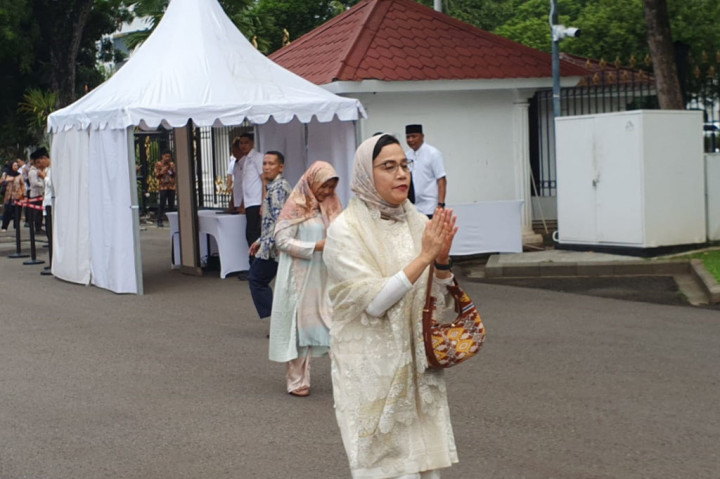 Masyarakat juga sudah hadir. Mereka masih mengantre menunggu giliran untuk bisa bertemu Presiden Joko Widodo (Jokowi).