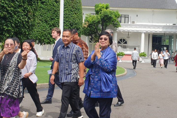 Jokowi menggelar open house di Istana Kepresidenan. Selain menteri dan pejabat negara, masyarakat juga diperbolehkan untuk halal bihalal dengan Kepala Negara.