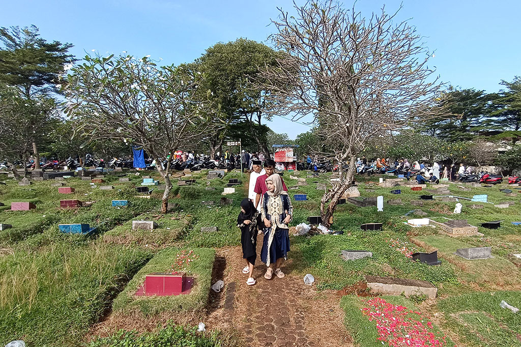 Masyarakat memadati area pemakaman untuk berziarah di TPU Kalisari, Jakarta, Rabu, 10 April 2024.