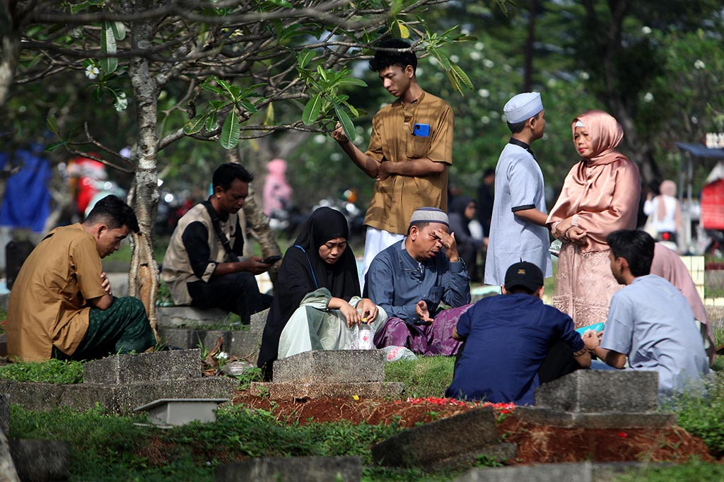 Para peziarah datang ke TPU pada umumnya setelah salat Idulfitri 1445 Hijriah.