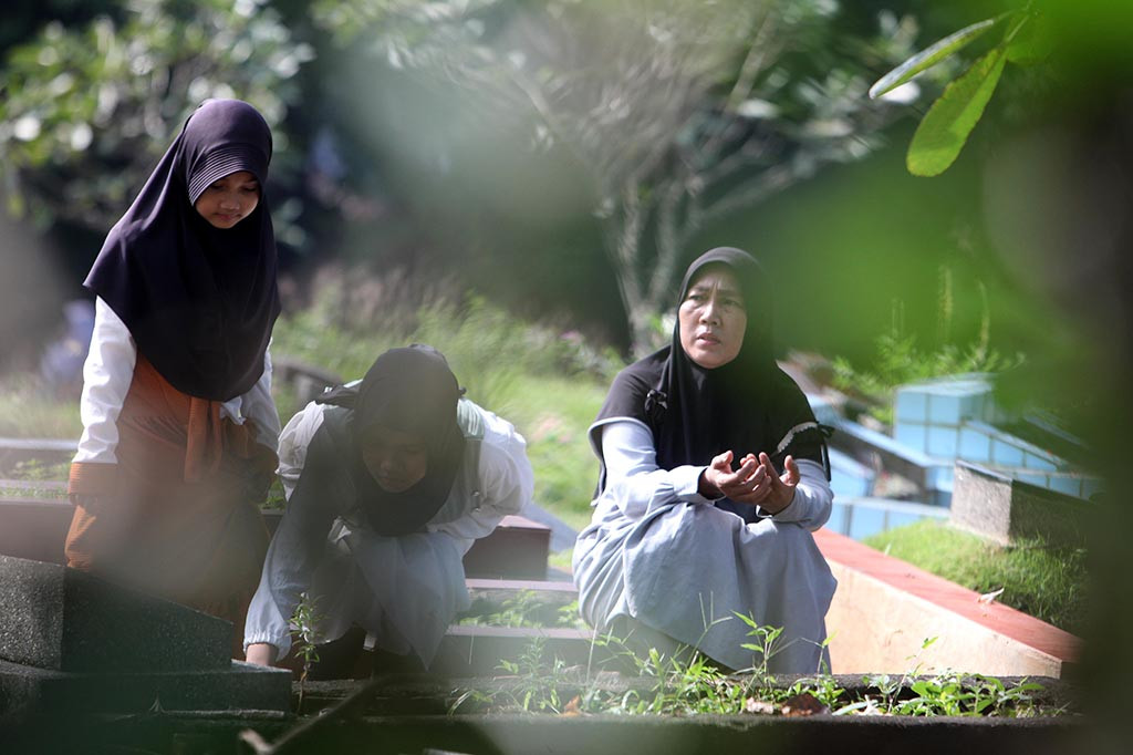 Di tempat pemakaman tersebut, terlihat ratusan orang datang untuk berziarah ke kubur orang tua, saudara dan leluhur masing-masing.