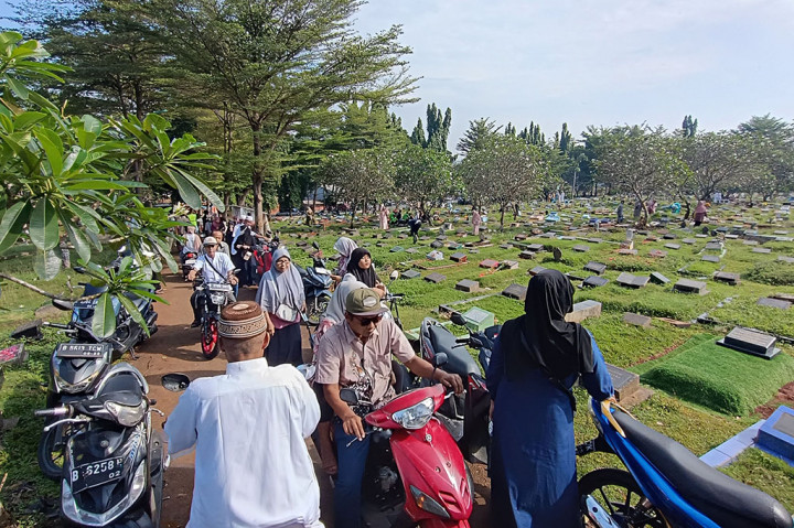 Selain bersilaturahmi kepada sesama, Ziarah kubur tersebut dilakukan sekaligus juga mengingatkan kita akan orang tua dan saudara dan juga leluhur yang telah mendahului kita.