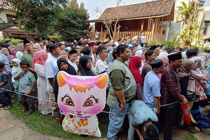 Hari Raya Idulfitri 1445 H, Calon Presiden (Capres) nomor urut satu, Anies Baswedan, menggelar open house di rumahnya, Lebak Bulus, Jakarta Selatan. Open house digelar pukul 15.00 hingga 17.00 WIB.