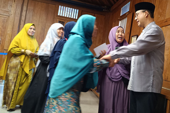 Dia melaksanakan salat Id bersama ibunda Hj Aliyah Rasyid Baswedan, istrinya Fery Farhati, dan ketiga buah hatinya Mikail, Kaisar, dan Ismail.