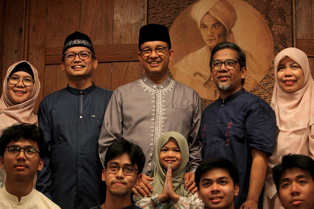 Sementara wakilnya, Muhaimin Iskandar (Gus Imin) melaksanakan salat Id di Masjid Pondok Pesantren Mambaul Ma'arif, Kabupaten Jombang, Jawa Timur. Tempat itu merupakan daerah kampung halamannya.